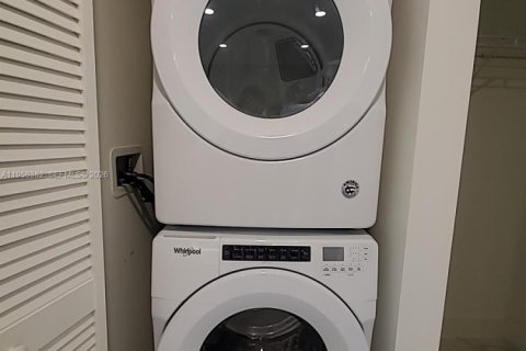 Condo in Sunrise, Florida, 1 bedroom  № 2012025 - photo 9