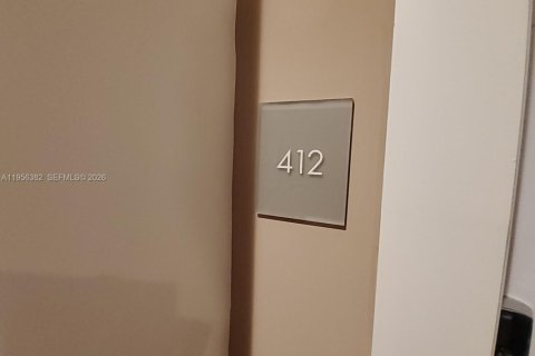 Condo in Sunrise, Florida, 1 bedroom  № 2012025 - photo 2