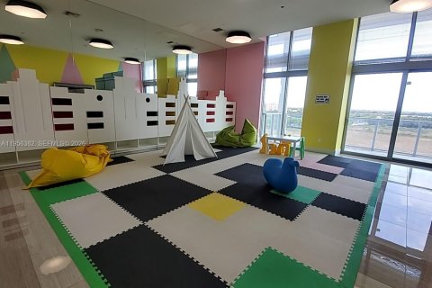 Condo in Sunrise, Florida, 1 bedroom  № 2012025 - photo 15