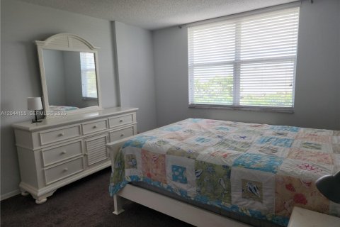Condo in Pompano Beach, Florida, 2 bedrooms № 2248668 - photo 5