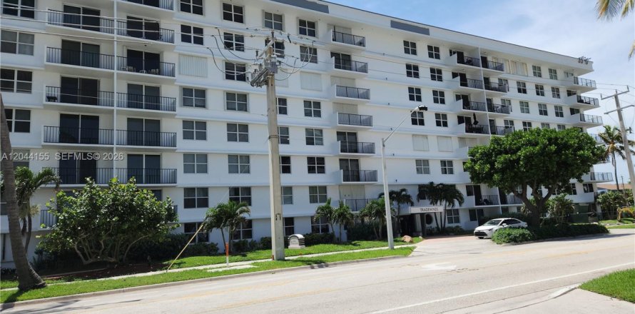 Condo in Pompano Beach, Florida, 2 bedrooms № 2248668