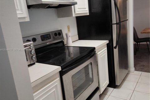 Condo in Pompano Beach, Florida, 2 bedrooms № 2248668 - photo 3