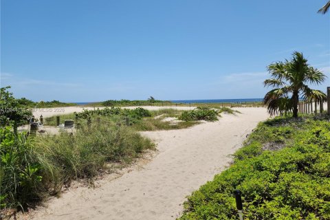 Condo in Pompano Beach, Florida, 2 bedrooms № 2248668 - photo 2
