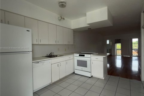 Condo in Coral Gables, Florida, 1 bedroom  № 1889910 - photo 2