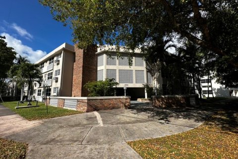 Condo in Coral Gables, Florida, 1 bedroom  № 1889910 - photo 1