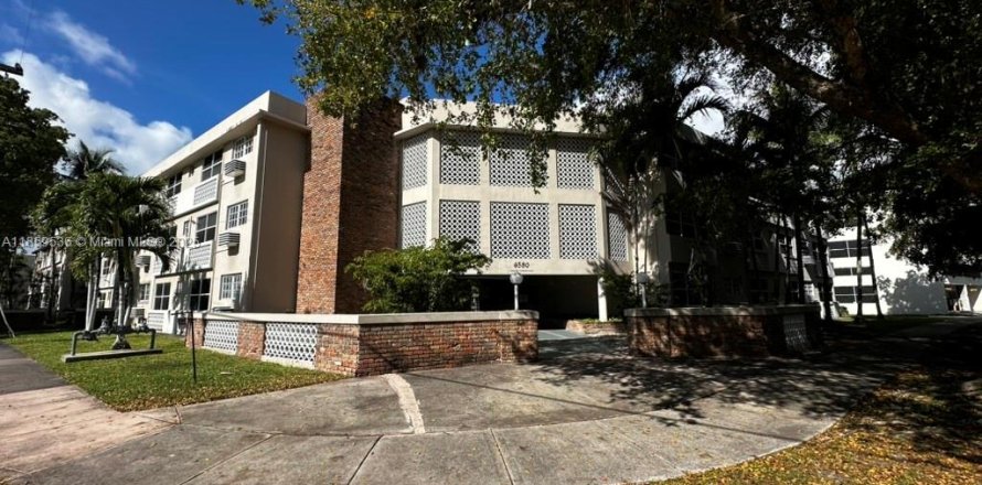 Condo in Coral Gables, Florida, 1 bedroom № 1889910