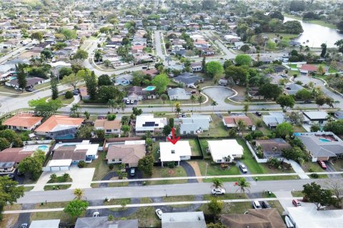 House in Tamarac, Florida 3 bedrooms, 105.63 sq.m. № 2044408 - photo 29