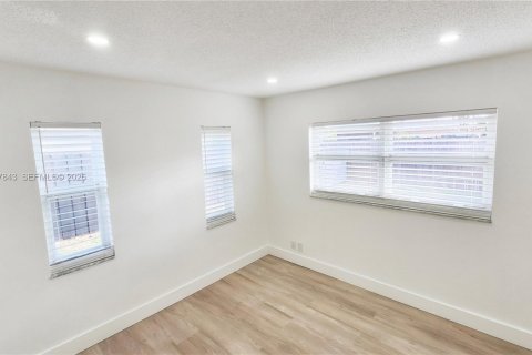 House in Tamarac, Florida 3 bedrooms, 105.63 sq.m. № 2044408 - photo 9