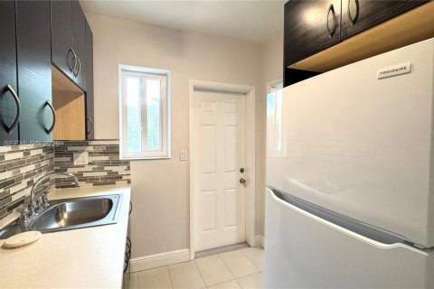 Propiedad comercial en venta en Biscayne Park, Florida, 157 m2 № 2001676 - foto 15