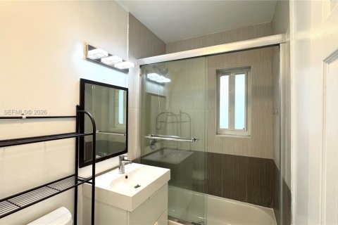 Propiedad comercial en venta en Biscayne Park, Florida, 157 m2 № 2001676 - foto 17