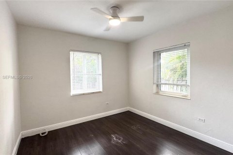 Propiedad comercial en venta en Biscayne Park, Florida, 157 m2 № 2001676 - foto 19