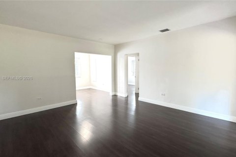 Propiedad comercial en venta en Biscayne Park, Florida, 157 m2 № 2001676 - foto 12