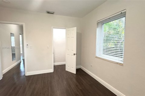 Propiedad comercial en venta en Biscayne Park, Florida, 157 m2 № 2001676 - foto 23