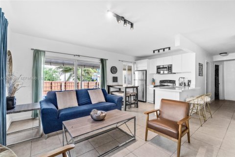 Casa en alquiler en Miami, Florida, 4 dormitorios, 145.95 m2 № 1994219 - foto 4