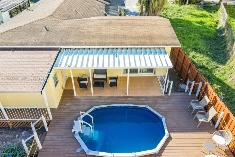 Casa en alquiler en Miami, Florida, 4 dormitorios, 145.95 m2 № 1994219 - foto 17