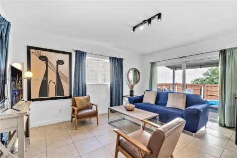 Casa en alquiler en Miami, Florida, 4 dormitorios, 145.95 m2 № 1994219 - foto 3