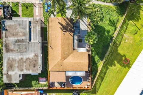 Casa en alquiler en Miami, Florida, 4 dormitorios, 145.95 m2 № 1994219 - foto 18