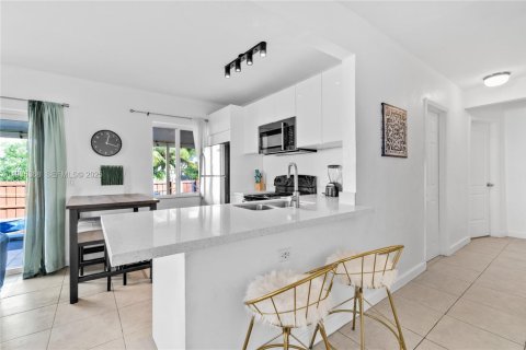 Casa en alquiler en Miami, Florida, 4 dormitorios, 145.95 m2 № 1994219 - foto 7