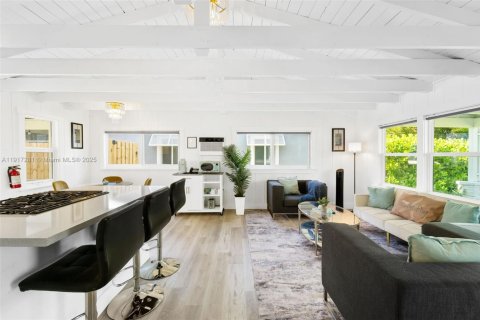 Villa ou maison à louer à Wilton Manors, Floride: 2 chambres, 83.24 m2 № 1973465 - photo 4