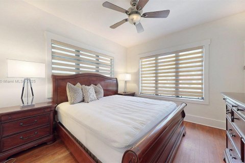 House in Coral Gables, Florida 2 bedrooms, 142.33 sq.m. № 1817041 - photo 24