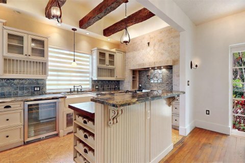 House in Coral Gables, Florida 2 bedrooms, 142.33 sq.m. № 1817041 - photo 22