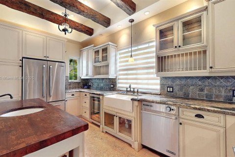 House in Coral Gables, Florida 2 bedrooms, 142.33 sq.m. № 1817041 - photo 17