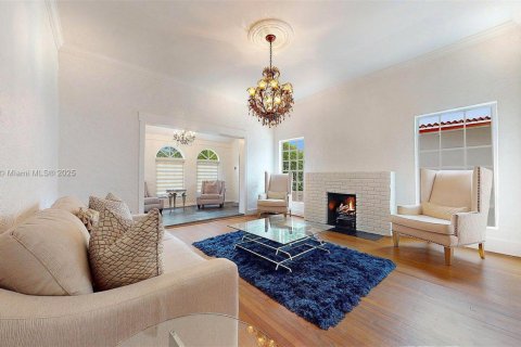 House in Coral Gables, Florida 2 bedrooms, 142.33 sq.m. № 1817041 - photo 11