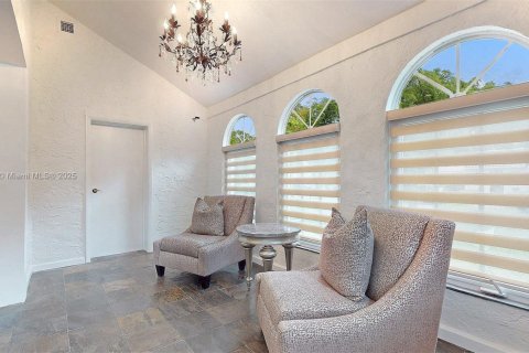 House in Coral Gables, Florida 2 bedrooms, 142.33 sq.m. № 1817041 - photo 10