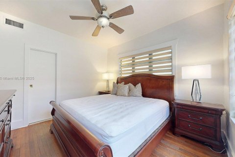 House in Coral Gables, Florida 2 bedrooms, 142.33 sq.m. № 1817041 - photo 23