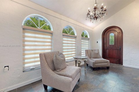 House in Coral Gables, Florida 2 bedrooms, 142.33 sq.m. № 1817041 - photo 9