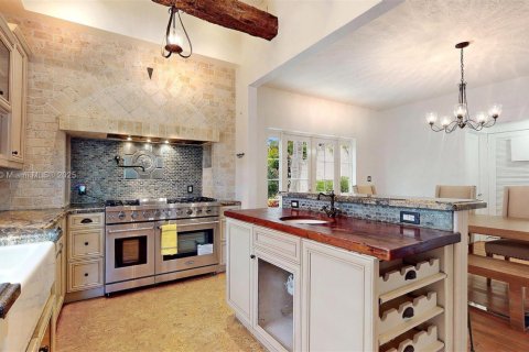 House in Coral Gables, Florida 2 bedrooms, 142.33 sq.m. № 1817041 - photo 18