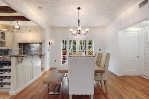 House in Coral Gables, Florida 2 bedrooms, 142.33 sq.m. № 1817041 - photo 15