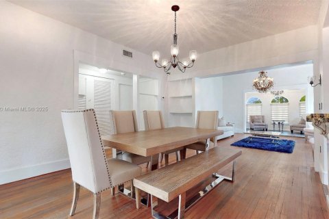 House in Coral Gables, Florida 2 bedrooms, 142.33 sq.m. № 1817041 - photo 14