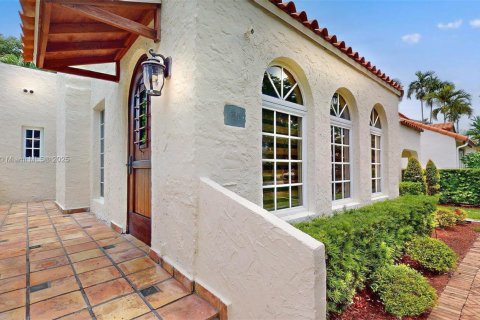 House in Coral Gables, Florida 2 bedrooms, 142.33 sq.m. № 1817041 - photo 8