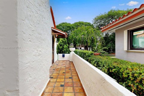 House in Coral Gables, Florida 2 bedrooms, 142.33 sq.m. № 1817041 - photo 7