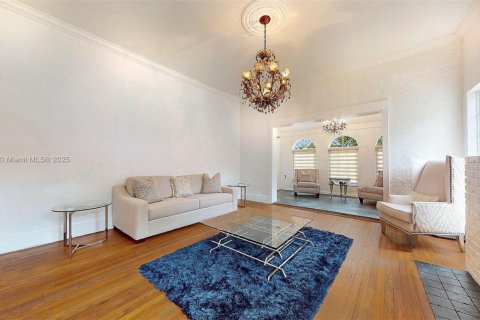 House in Coral Gables, Florida 2 bedrooms, 142.33 sq.m. № 1817041 - photo 12