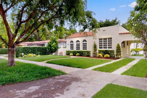 House in Coral Gables, Florida 2 bedrooms, 142.33 sq.m. № 1817041 - photo 1