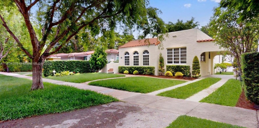 House in Coral Gables, Florida 2 bedrooms, 142.33 sq.m. № 1817041
