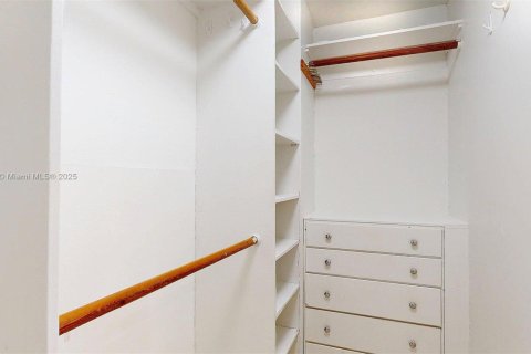 House in Coral Gables, Florida 2 bedrooms, 142.33 sq.m. № 1817041 - photo 26