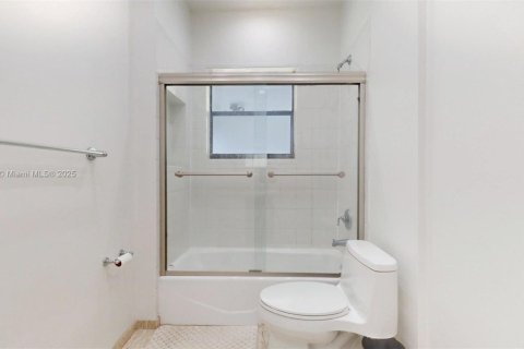 House in Coral Gables, Florida 2 bedrooms, 142.33 sq.m. № 1817041 - photo 25