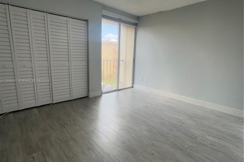 Condo in Miami, Florida, 2 bedrooms  № 1942189 - photo 4