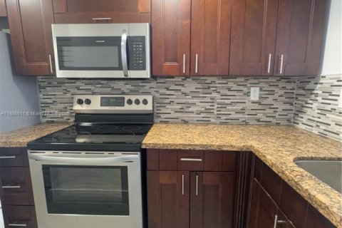 Condo in Miami, Florida, 2 bedrooms  № 1942189 - photo 1