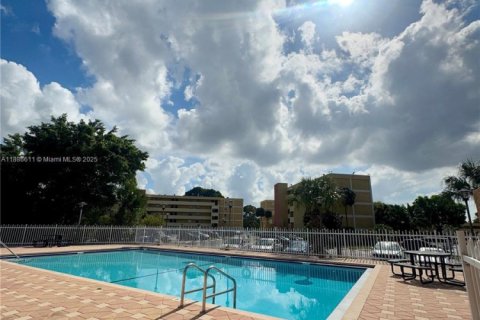 Condo in Miami, Florida, 2 bedrooms  № 1942189 - photo 8