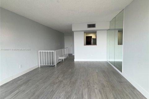 Condo in Miami, Florida, 2 bedrooms  № 1942189 - photo 2