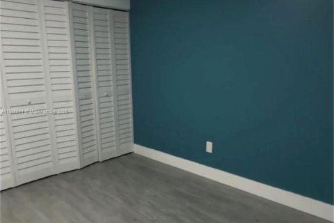 Condo in Miami, Florida, 2 bedrooms  № 1942189 - photo 5