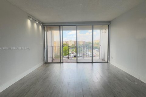 Condo in Miami, Florida, 2 bedrooms  № 1942189 - photo 3