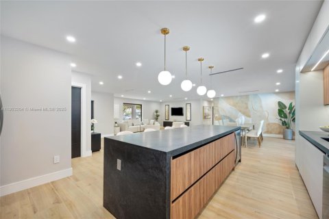 House in Palmetto Bay, Florida 4 bedrooms, 250.37 sq.m. № 1965596 - photo 6