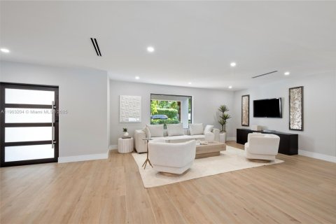 House in Palmetto Bay, Florida 4 bedrooms, 250.37 sq.m. № 1965596 - photo 2