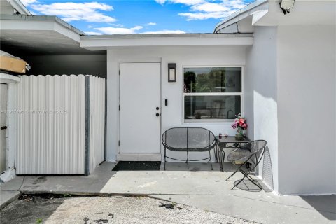 Casa en alquiler en Miami, Florida, 3 dormitorios, 102.19 m2 № 1973895 - foto 3