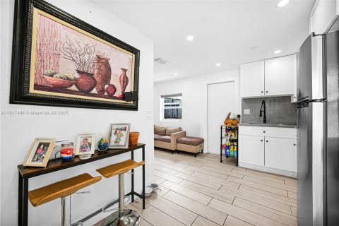 Casa en alquiler en Miami, Florida, 3 dormitorios, 102.19 m2 № 1973895 - foto 9